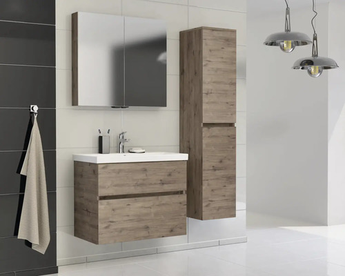 Koupelna s umyvadlem, zrcadlovou skříňkou a vysokou skříňkou v dřevěném provedení