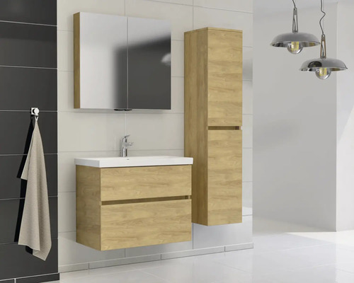 Koupelna s umyvadlem, zrcadlovou skříňkou a vysokou skříňkou