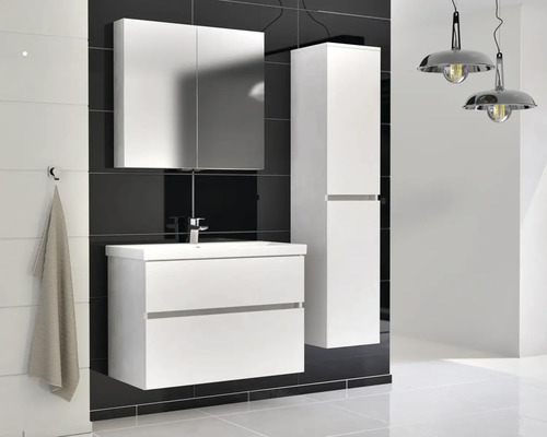 Koupelna s umyvadlovou skříňkou, zrcadlovou skříňkou, vysokou skříňkou a držákem na ručníky