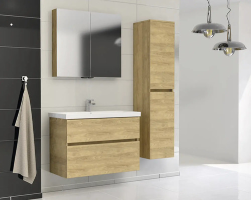 Koupelna s umyvadlovou skříňkou, zrcadlovou skříňkou a vysokou skříňkou ve vzhledu dřeva