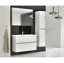 Moderní koupelna s umyvadlem, zrcadlovou skříňkou a vysokou skříní