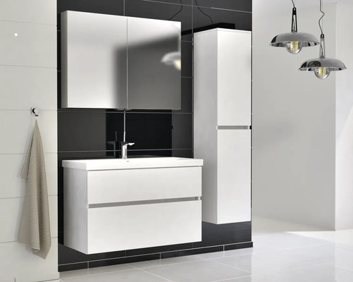 Moderní koupelna s umyvadlem, zrcadlovou skříňkou a vysokou skříní