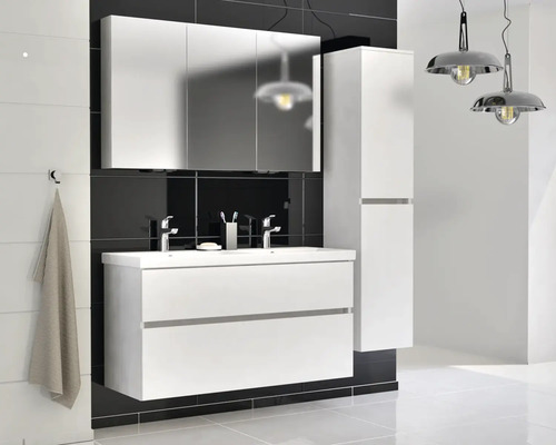 Moderní koupelna s bílou umyvadlovou skříňkou, zrcadlovou skříňkou a vysokou skříní.