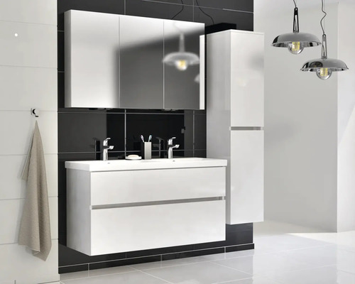 Moderní koupelna s bílou skříňkou pod umyvadlo, zrcadlovou skříňkou a vysokou skříňkou