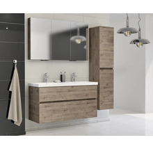 Koupelna s umyvadlem, zrcadlovou skříňkou a vysokou skříňkou v dřevěném designu