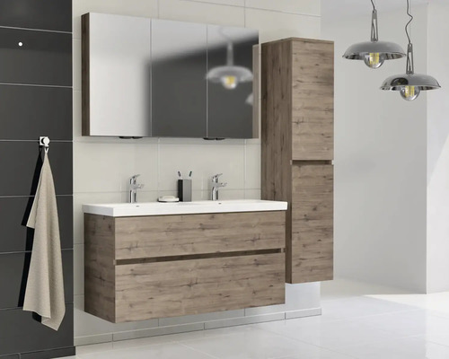Koupelna s umyvadlem, zrcadlovou skříňkou a vysokou skříňkou v dřevěném designu
