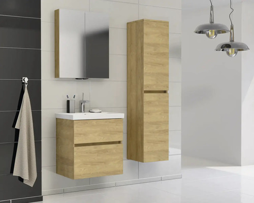 Koupelna s umyvadlovou skříňkou, zrcadlovou skříňkou a vysokou skříňkou ve vzhledu dřeva