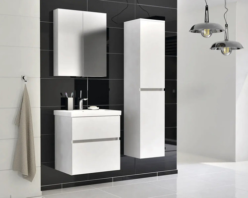 Koupelna s umyvadlovou skříňkou, zrcadlovou skříňkou, vysokou skříňkou a osvětlením