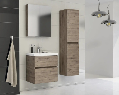 Koupelna s umyvadlem, zrcadlovou skříňkou a vysokou skříňkou ve vzhledu dřeva