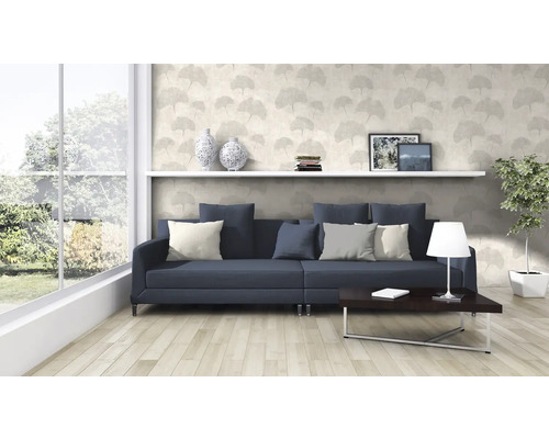 Obývací pokoj s pohovkou, stolem a dekorativní tapetou