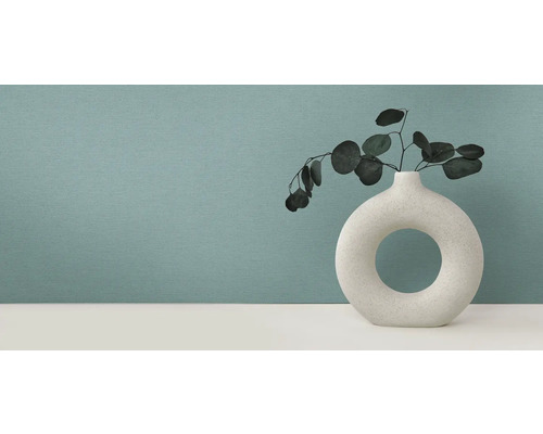 Dekorativní váza s rostlinami na stole