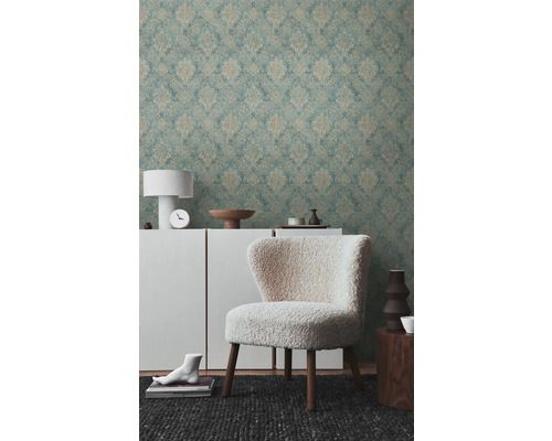 Obývací pokoj s tapetou se vzorem, skříňkou, křeslem a kobercem pro stylové zařízení