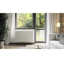 Světlý obývací pokoj s radiátorem pod oknem