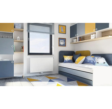 Dětský pokoj s postelí, skříní, regálem a oknem