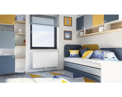Dětský pokoj s postelí, skříní, regálem a oknem