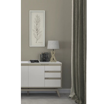 Dekorativní obývací pokoj s příborníkem, lampou, obrazem a závěsem