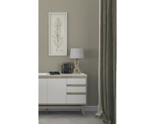 Dekorativní obývací pokoj s příborníkem, lampou, obrazem a závěsem