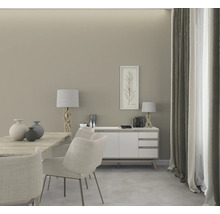 Jídelna s jídelním stolem, židlemi, příborníkem, lampami a dekoracemi