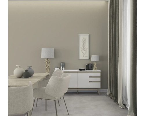 Jídelna s jídelním stolem, židlemi, příborníkem, lampami a dekoracemi