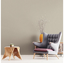 Obývací pokoj s křeslem, odkládacím stolkem a textilní tapetou