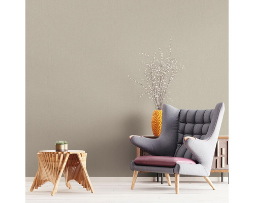 Obývací pokoj s křeslem, odkládacím stolkem a textilní tapetou