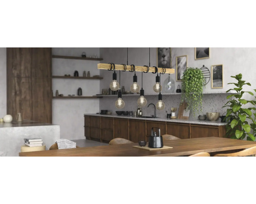 Jídelna s dřevěným stolem a závěsnou lampou s více žárovkami