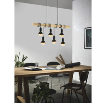 Jídelní scéna se závěsnou lampou se šesti světly, dřevěným nosníkem a černými objímkami