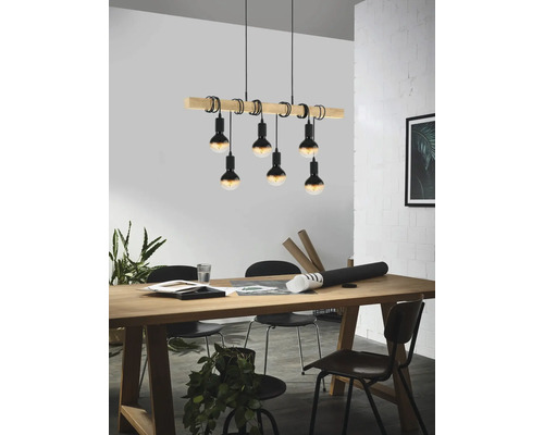 Jídelní scéna se závěsnou lampou se šesti světly, dřevěným nosníkem a černými objímkami