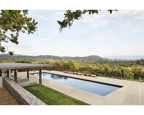 Krajinný pohled s bazénem, lehátky a pavilonem