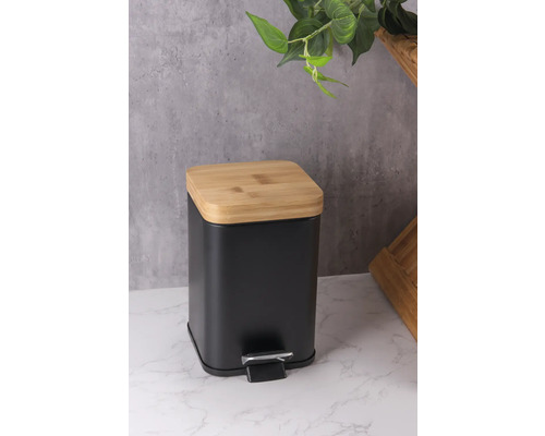 Odpadkový koš s pedálem a bambusovým víkem