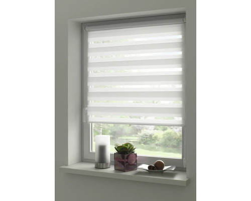 Okno s moderní bílou roletou duo pro regulaci světla a dekoraci