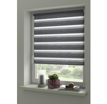 Okno s šedou pruhovanou dvojitou roletou pro soukromí a ochranu proti slunci