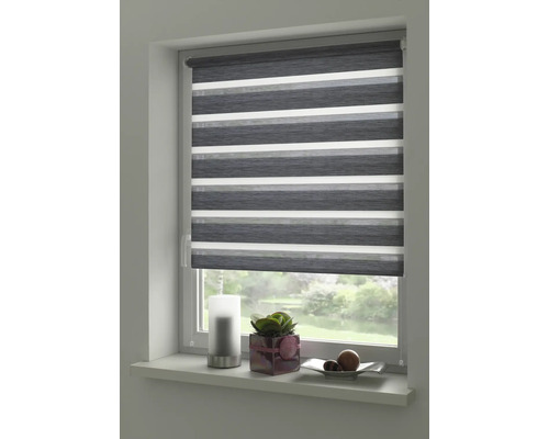 Okno s šedou pruhovanou dvojitou roletou pro soukromí a ochranu proti slunci