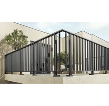Balkon s moderním zábradlím s vertikálními sloupky