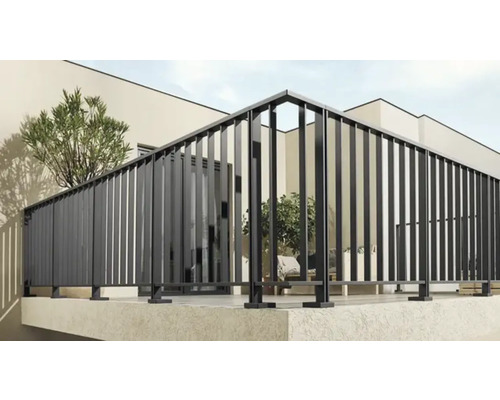 Balkon s moderním zábradlím s vertikálními sloupky