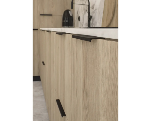 Kuchyňská skříňka se zásuvkami a úchytnými lištami