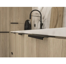 Detail kuchyňské linky s kuchyňskou baterií a úchytkami