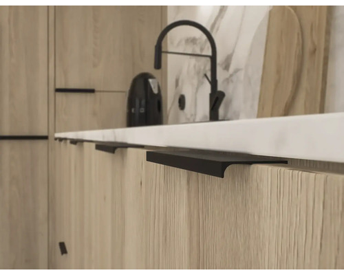 Detail kuchyňské linky s kuchyňskou baterií a úchytkami