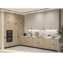 Moderní kuchyně s dřevěnými a bílými čely, černou armaturou a osvětlením.