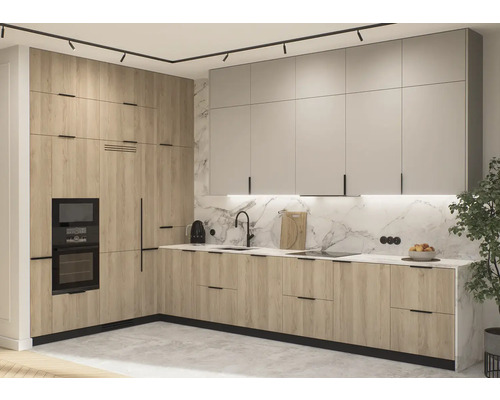 Moderní kuchyně s dřevěnými a bílými čely, černou armaturou a osvětlením.