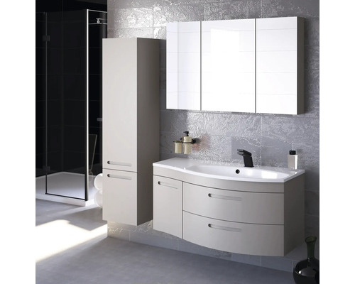 Moderní koupelna s umyvadlem, zrcadlovou skříňkou a vysokou skříňkou před šedou stěnou