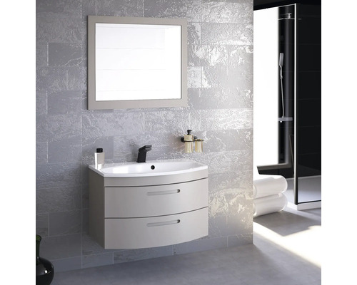 Koupelna s umyvadlovou skříňkou, zrcadlem a armaturou