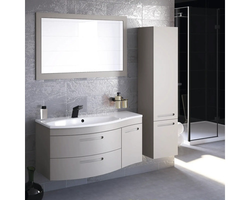 Koupelna s umyvadlem, zrcadlem, vysokou skříní a sprchou