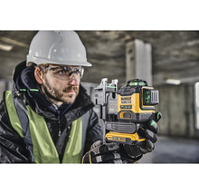 Stavební dělník s křížovým laserem DeWalt pro vyrovnání na staveništích