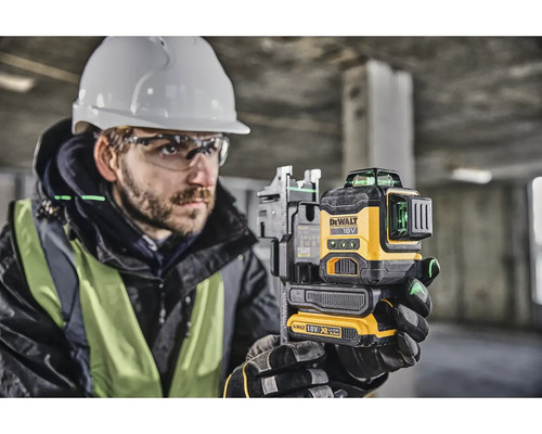 Stavební dělník s křížovým laserem DeWalt pro vyrovnání na staveništích