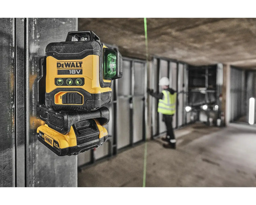 Logo DeWalt 18voltová akumulátorová laserová vodováha se zelenými laserovými liniemi ve stavebním prostředí.