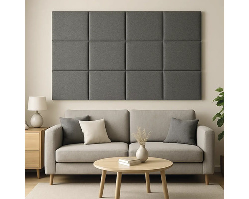 Obývací pokoj se šedými akustickými panely na zdi nad pohovkou