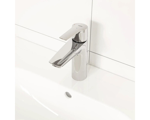 Lesklá umyvadlová baterie na umyvadle