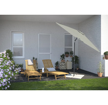 Scéna se dvěma dřevěnými lehátky a slunečníkem na terase