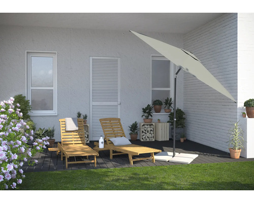 Scéna se dvěma dřevěnými lehátky a slunečníkem na terase
